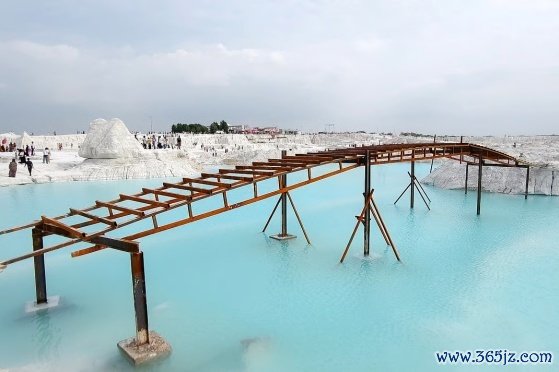 废料场的蓝色“湖泊”。图片来源于法新社